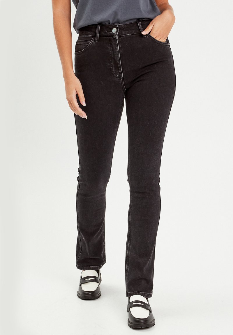 Jean noir taille haute avec une coupe slim, comprenant des poches avant et une fermeture à bouton. Design de jambe fuselée avec une texture lisse.