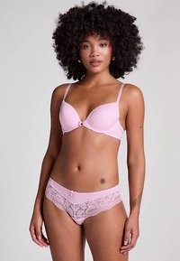 Lyserødt lingerisæt med en polstret bh med justerbare stropper og en lille sløjfe, kombineret med trusser med blondekanter.