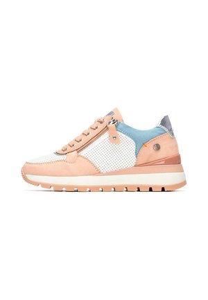 Zapatilla baja en color melocotón, cuero blanco perforado y ante azul con cordones delanteros, cremallera lateral y suela de goma blanca.