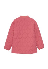 Vadderad jacka i ljusrosa med hjärtformade mönster. Har en ribbad krage och långa ärmar, tillverkad av lätt och texturerat material.