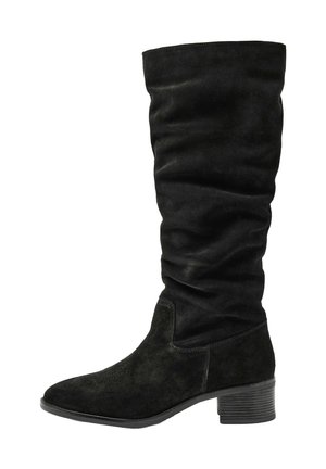 Botte mi-mollet en daim noir avec talon bloc bas et bout arrondi, avec une tige légèrement effondrée et une semelle lisse.
