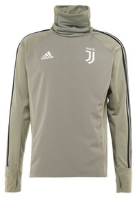 Graues Langarm-Sportoberteil mit einem Stehkragen, das schwarze Seitenstreifen sowie das weiße Juventus-Logo und Adidas-Branding auf der Brust zeigt.