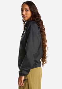 Czarna, lekka kurtka z kapturem, wyposażona w regulowane sznurki, elastyczne mankiety i przednią kieszeń. Charakteryzuje się gładką teksturą i casualowym designem.