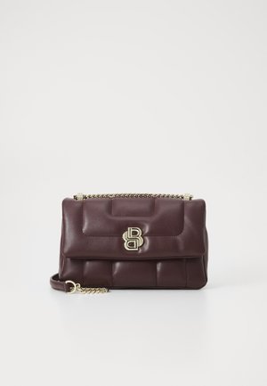 Bolso de mano de cuero marrón oscuro con correa de cadena de tono dorado y cierre frontal con logo BB entrelazado.