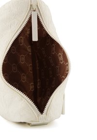 Pochette bianca con texture e zip, dotata di una fodera interna liscia che presenta un motivo a logo marrone ripetuto. Il tirazip è in plastica bianca.