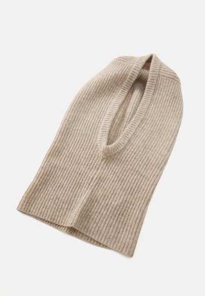 Beige rib-kootud balaklava ovaalse avausega, millel on pehme tekstuur ja sujuvad ääred. Ideaalne soojuse ja katvuse tagamiseks.