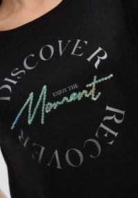 s.Oliver PAILLETTEN - T-Shirt print - schwarz