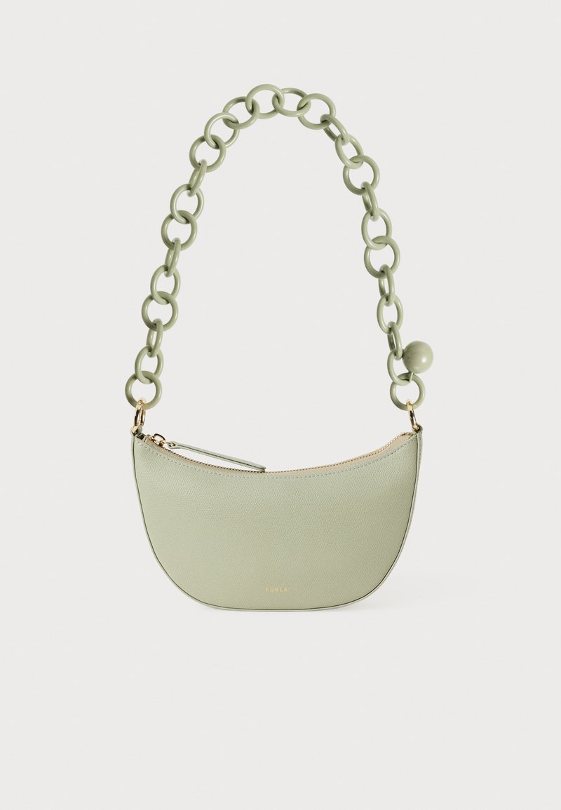 Zielona skórzana torebka o zakrzywionym kształcie, z grubym łańcuszkiem jako paskiem i okrągłym akcentem. Złoty zamek błyskawiczny na górze.