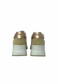 Sneakers con suola bianca, corpo in suede beige e accenti metallici in oro rosa. Presentano un collare imbottito e una suola in gomma testurizzata.