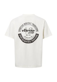 Camiseta de algodón blanca con un estampado gráfico negro circular en la parte posterior que lleva el texto "ellesse", rodeado de frases en italiano y un logotipo.