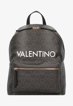 Mochila negra de cuero texturizado con cremalleras doradas. Presenta un bolsillo con cremallera en la parte frontal y un destacado logo blanco "VALENTINO" en la parte delantera.