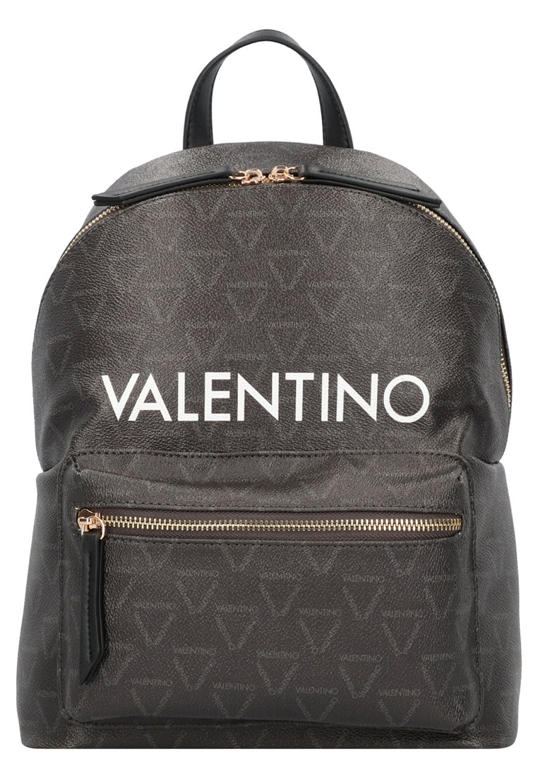 Juodas tekstūruotas odinis kuprinė su auksiniais užtrauktukais. Yra priekinis užtrauktuko kišenė ir ryškus baltas "VALENTINO" logotipas priekyje.