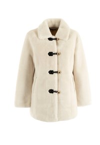 Cappotto in pelliccia sintetica color crema con un colletto prominente, chiusura a bottoni con accessori neri e tasche laterali. Tessuto morbido e vestibilità rilassata.