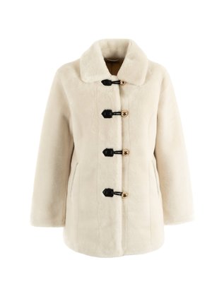 Abrigo de piel sintética color crema con un cuello prominente, cierre de botones con herrajes negros y bolsillos laterales. Textura suave y corte relajado.