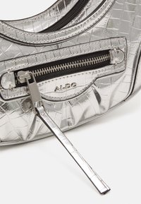 Borsa in metallo argento con texture, dotata di cerniera nera e tirazip in argento, con il piccolo logo ALDO sotto la cerniera.