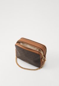 Geantă crossbody cu un model brun, având două compartimente cu fermoar, curea din lanț auriu și accente din piele netedă, cu un finisaj texturat.