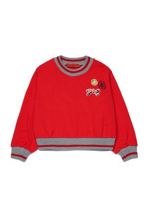 Rode sweatshirt met een grijze geribde kraag en manchetten, voorzien van geborduurde patches, waaronder een bloem en tekstaccenten. Zacht katoenen materiaal.
