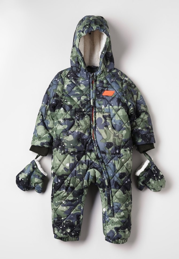 Combinaison en camouflage matelassée pour tout-petit avec capuche et moufles en polaire intégrées, fermeture éclair à l'avant et poignets élastiques.