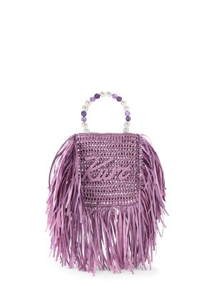 Fialová tkaná kabelka s strapcami, na prednej strane je vyšité "Kuva" a má krátku rúčku zdobenú korálkami v striedavom fialovom a bielom prevedení.