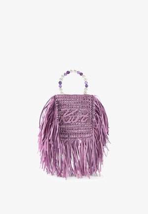 Fioletowa pleciona torebka z frędzlami, z naszytym na przodzie napisem "Kuva" oraz rączką zdobioną naprzemiennie fioletowymi i białymi koralikami.