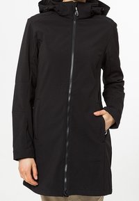Veste d'extérieur noire en softshell avec fermeture éclair à l'avant, capuche et deux poches latérales ; design élégant et minimaliste.