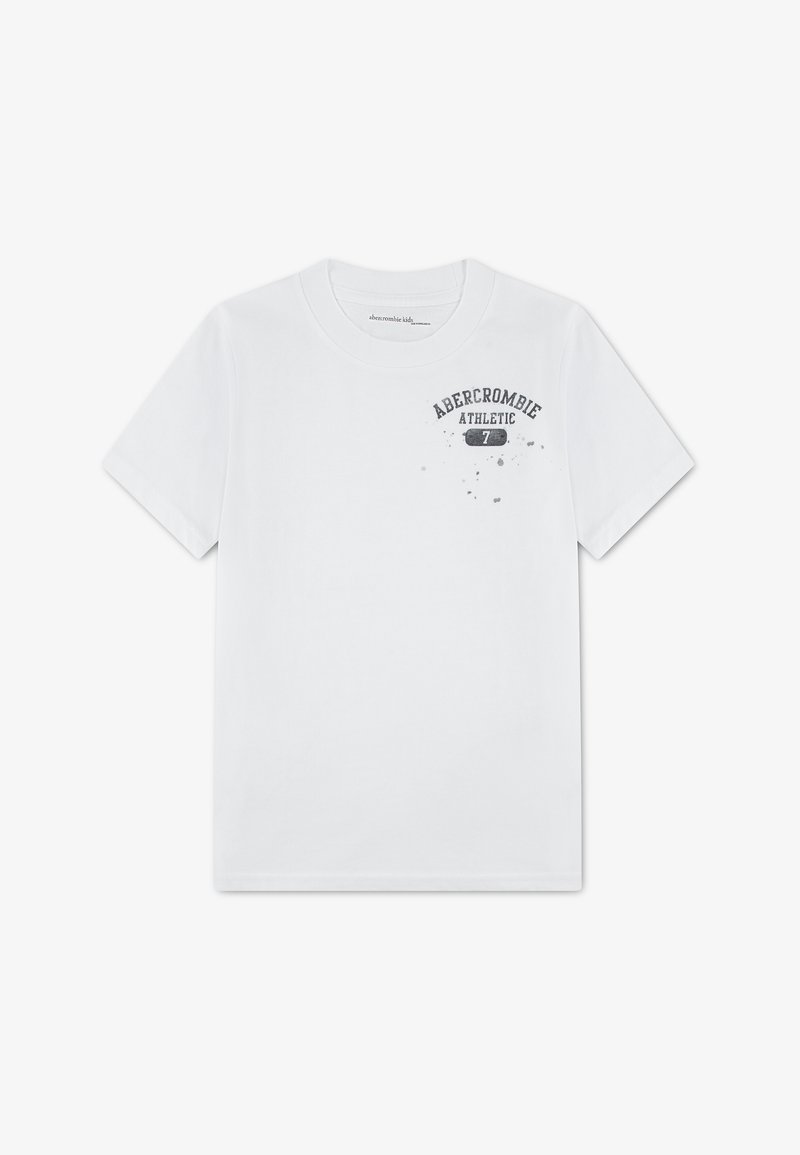 Λευκό παιδικό t-shirt με κοντά μανίκια, στρογγυλή λαιμόκοψη και μικρό μαύρο κείμενο "Abercrombie Athletic 7" στο επάνω αριστερό μέρος του στήθους.