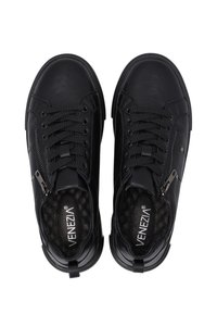 Zapatillas negras de cuero con superficie texturizada, con detalles de cordones y cremallera, y una plantilla acolchada para mayor comodidad. Logo visible en la lengüeta.