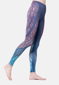 Rugalmas anyagból készült leggings, amelyen lila, kék és türkiz árnyalatú pikkelymintázat található, sima felülettel és testhezálló fazonnal.
