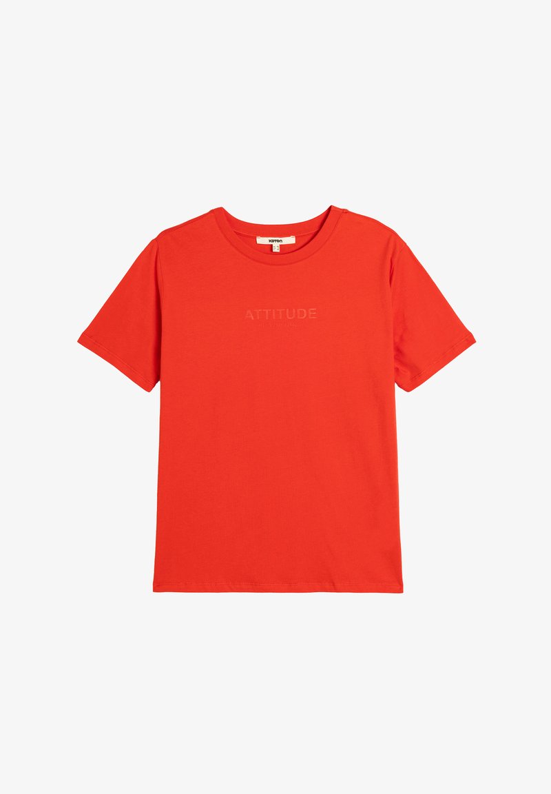 Rotes Baumwoll-T-Shirt mit kurzen Ärmeln, das einen Rundhalsausschnitt und erhabenen "ATTITUDE"-Text über der Brust hat. Glatte Textur.