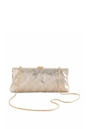 Poșetă tip clutch dreptunghiulară, metalică, de culoare aurie, cu textură țesută și curea subțire lungă din lanț auriu, pe fundal alb.