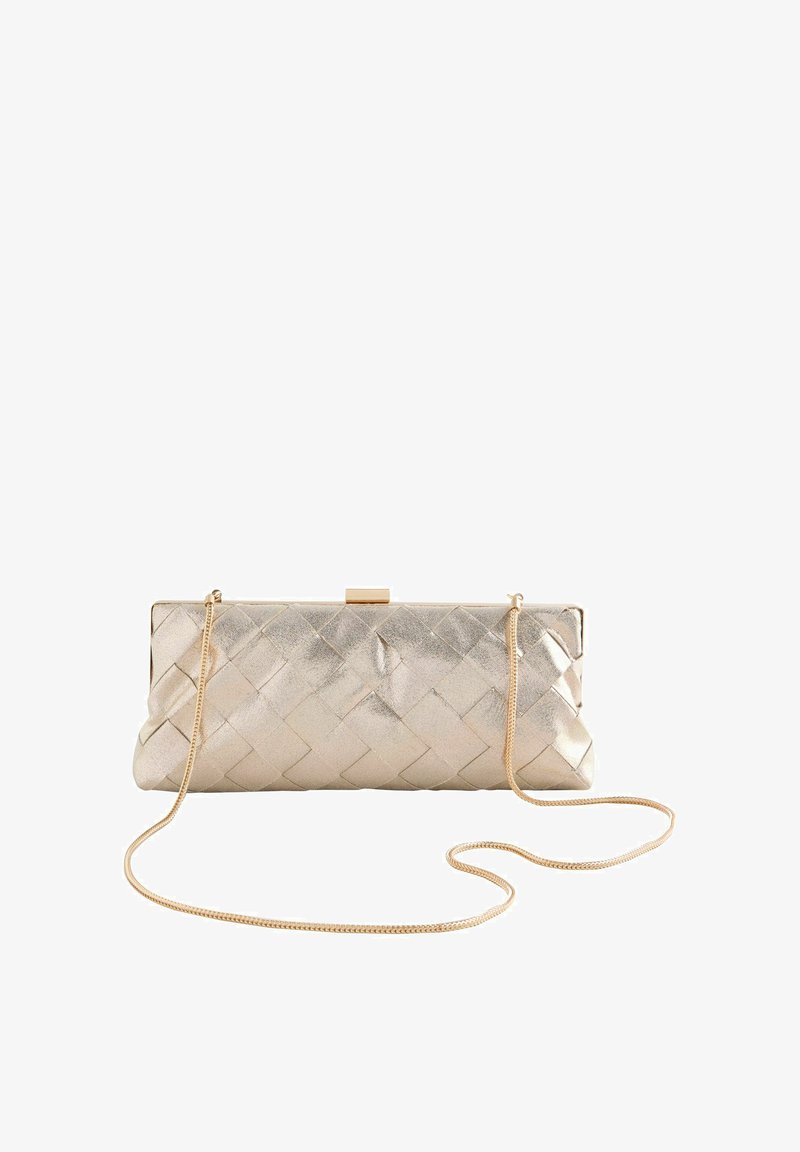 Borsa clutch rettangolare in metallo dorato con trama intrecciata e tracolla sottile lunga in catena dorata, su sfondo bianco.