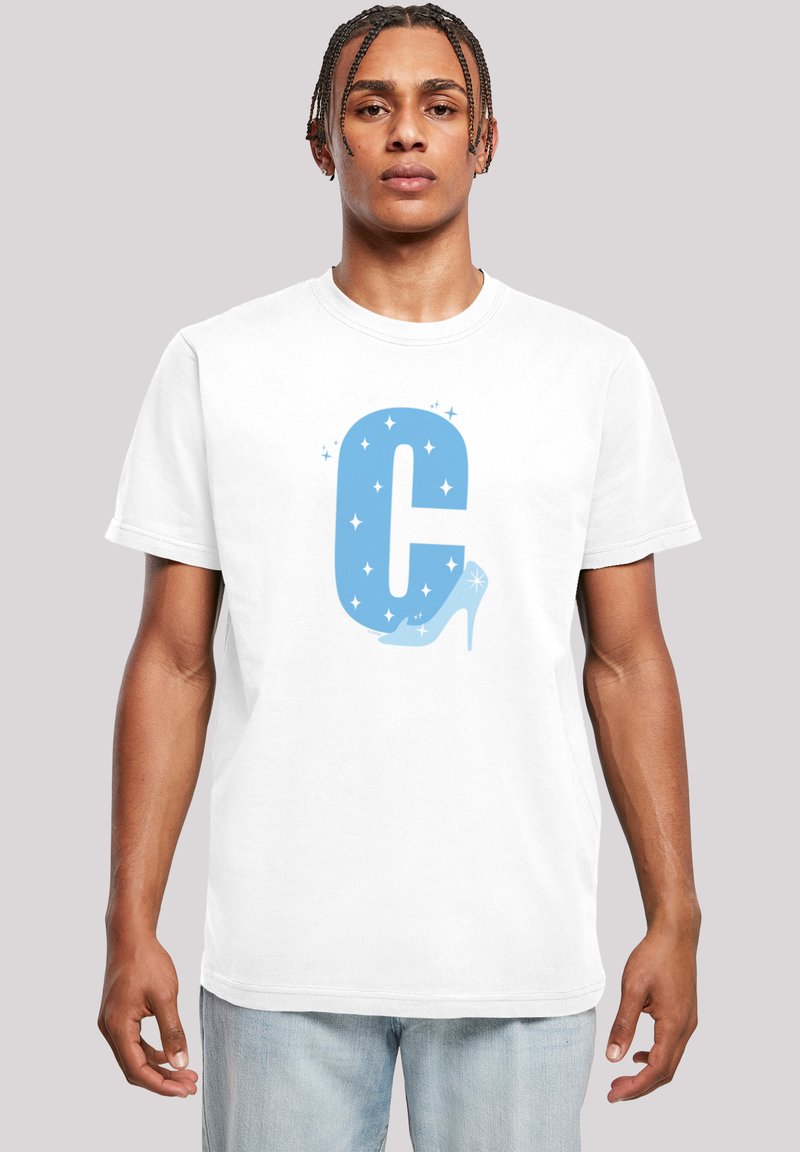 Hvit t-skjorte med korte ermer som har et stort blått grafikk av bokstaven "C" med glitrende detaljer og et design av høye hæler.