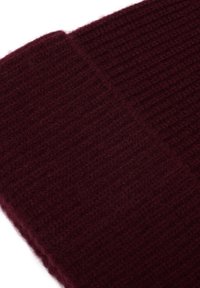 Sciarpa a maglia bordeaux con un design a coste testurizzate, realizzata in un materiale morbido simile alla lana e di colore uniforme in tutto il suo sviluppo.