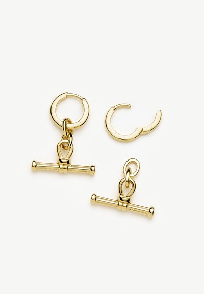 Pendientes de aro en tono dorado con un colgante de barra. El diseño presenta un acabado pulido y elegante con un elemento central texturizado para añadir interés visual.