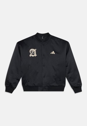 Sort satin bomberjakke med knaplukning, ribbet krave og manchetter, to forlommer, beige stiliseret "A" og tre-stribede logoer på brystet.