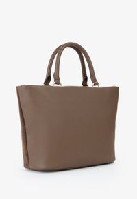 Borsa a tracolla in pelle marrone con texture, dotata di due manici corti e hardware in tono dorato, su sfondo bianco.
