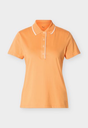 Pomarańczowa damska koszulka polo z krótkim rękawem, z prążkowanym kołnierzykiem i białym wykończeniem, zapinana na guziki, z subtelnym logo przy krawędzi.