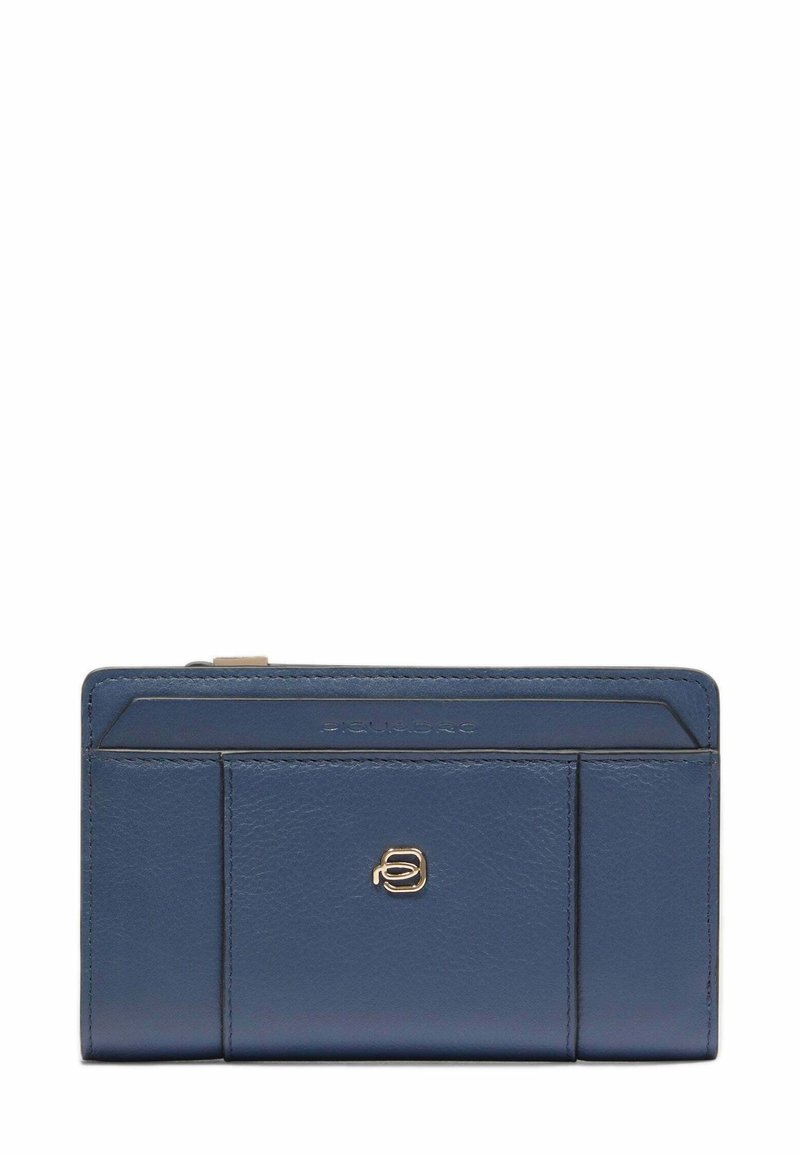 Portafoglio in pelle blu con tasca frontale, emblema del logo dorato e chiusura con cerniera lungo il bordo superiore.