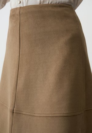 Bruine suède rok met een gladde textuur en zichtbare naaddetails, met een hoge taille en A-lijnontwerp.
