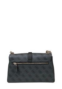 Schwarze Texturtasche mit einem umklappbaren Deckel, Reißverschluss-Vordertasche und Kettenriemen. Ein Monogramm-Muster bedeckt die Oberfläche.