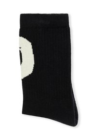 Sort sok med ribbet tekstur, prydet med et kontrasterende hvidt grafisk design. Formen er standard med en rund tå og forstærket manchet.