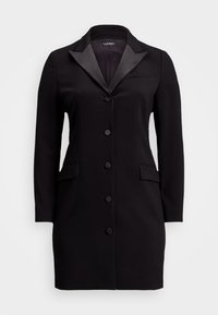 Melna pielāgota bleizeru kleita ar satīna apkaklēm, garām piedurknēm, kabatām ar atloku un piecām pārklātām pogām priekšpusē.