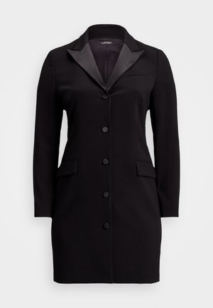 Czarna dopasowana sukienka w formie żakietu z satynowymi klapami, długimi rękawami, kieszeniami z patkami oraz pięcioma zakrytymi guzikami z przodu.