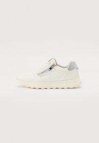 Fehér sneaker, strukturált felsőrésszel, ezüst színű cipzárral az oldalon és világosszürke sarkú sapkával. Vastag talpdesign.