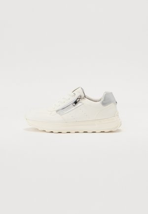 Weiße Sneaker mit strukturiertem Obermaterial, seitlichem silbernen Reißverschlussakzent und hellgrauem Fersenbesatz. Robuste Sohlenkonstruktion.