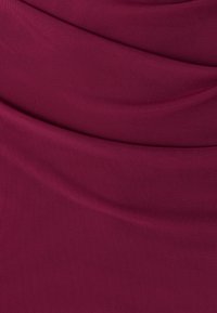 Bordās teksturēts audums ar drapējuma dizainu, izceļot mīkstas locītes un gludu apdari, piemērots apģērbam vai mēbeļu apdarei.