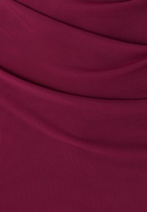 Bourgondische textuurstof met een gedrapeerd ontwerp, voorzien van zachte plooien en een gladde afwerking, geschikt voor kleding of bekleding.