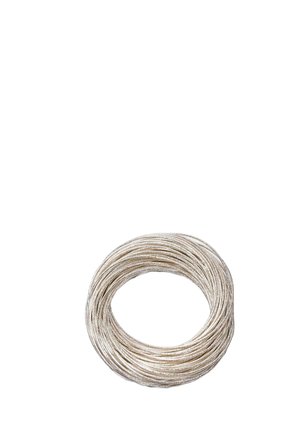 Snoet beige og hvidt vævet reb arrangeret i en pæn cirkulær sløjfe på en hvid baggrund.