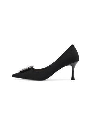 Décolleté nera in suede con punta affilata e decorazione in strass sul lato. Tacco a stiletto sottile. Superficie liscia.