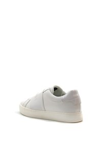 Sneaker bianco con una tomaia in pelle liscia, cinghie elastiche lungo il corpo, suola in gomma e un accento lucido sul tallone.
